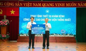 Phó Chủ Tịch Thường Trực, Tổng Thư Ký Vypa Nguyễn Hữu Tú (bên Trái) Trao Tượng Trưng Các Thiết Bị Y Tế Tặng Bệnh Viện Thống Nhất